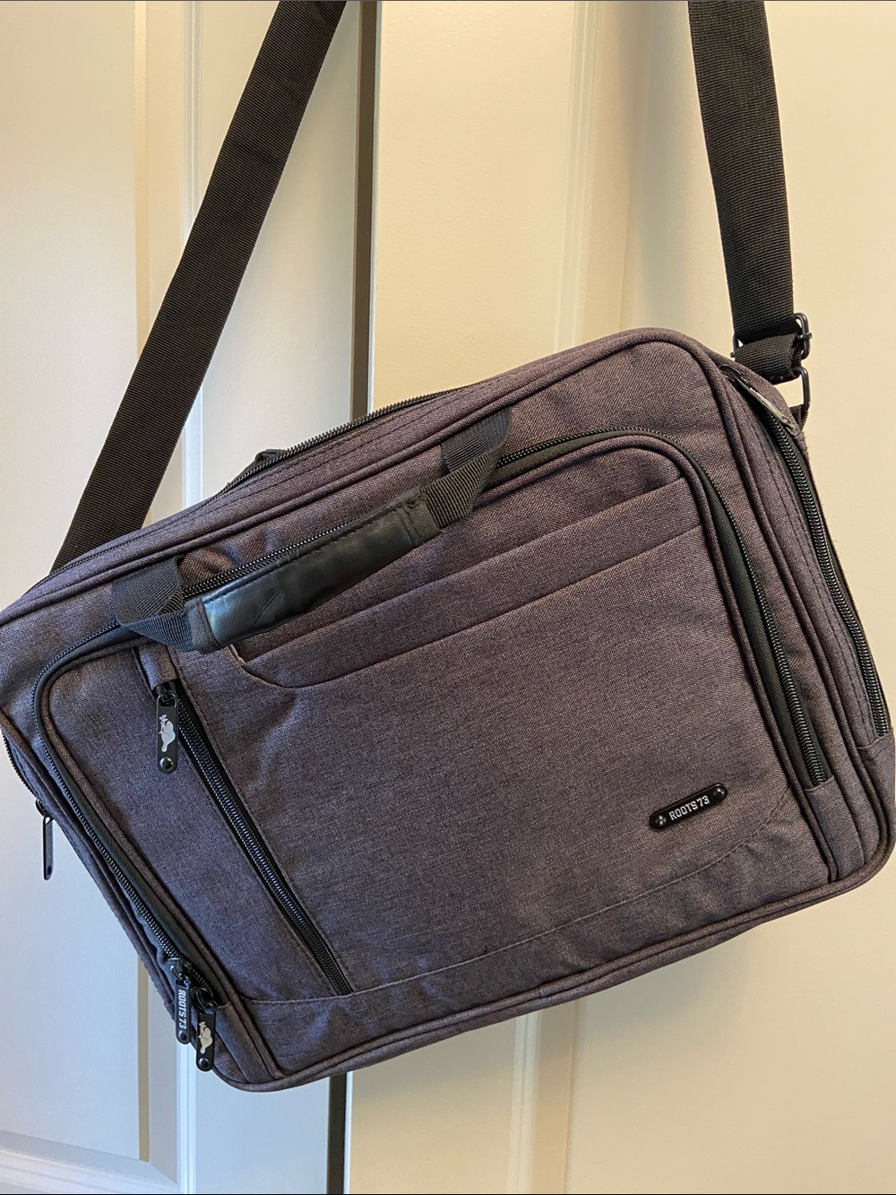 Roots Laptop 15.6 inch Messenger Bag in Charcoal Gray